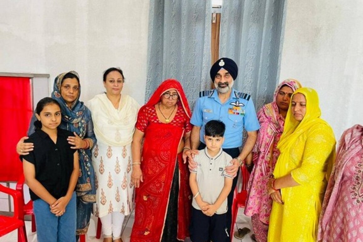 Rajasthan: Air Chief Marshal AP Singh meets late Sgt Surendra Kumar's family