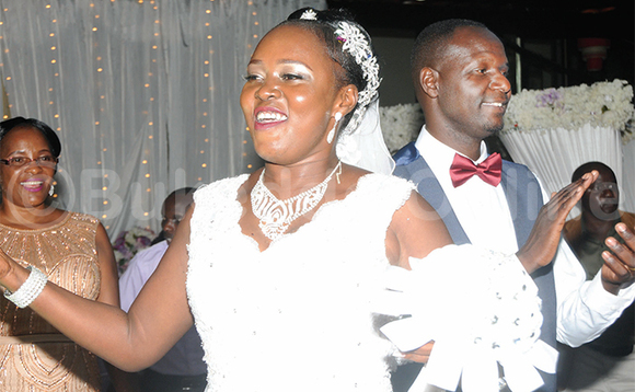 Angel Kisaakye Paasita Zaake nga basanyufu oluvannyuma lw’okugattibwa. Angel Kisaakye Paasita Zaake nga basanyufu oluvannyuma lw’okugattibwa.