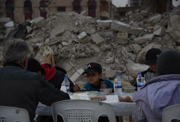 War-weary Syrians gather for iftar amid ruins in Damascus