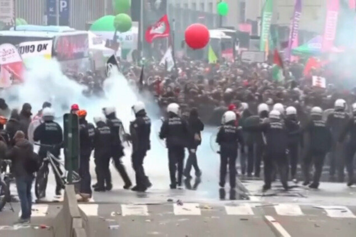 Police use water cannons against protesters in Brussels 