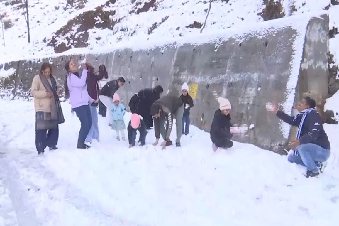 J&K: Heavy snowfall turns Kotranka Budhal into tourist hotspot in Rajouri