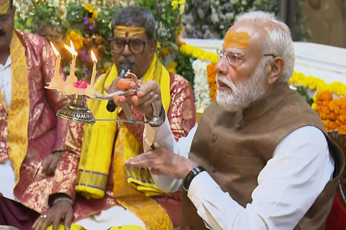 PM Modi receives grand welcome with traditional rituals, amrut kalash; chants 'har har mahadev' across Somnath temple