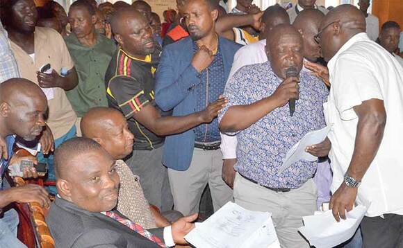 Lukwago ng’awuliriza Yanga by’ayogera mu lukiiko lw’abasuubuzi ku Qualicel. Lukwago ng’awuliriza Yanga by’ayogera mu lukiiko lw’abasuubuzi ku Qualicel.