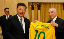  Temer entrega camisa de futebol ao presidente chinês Xi Jinping