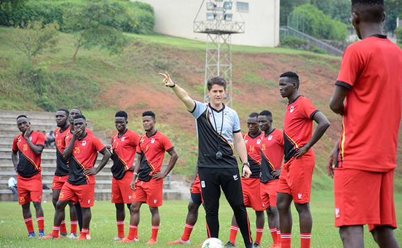 Omutendesi wa Cranes, Johnathan McKinstry ng’awa abazannyi ebiragiro gye buvuddeko. Omutendesi wa Cranes, Johnathan McKinstry ng’awa abazannyi ebiragiro gye buvuddeko.