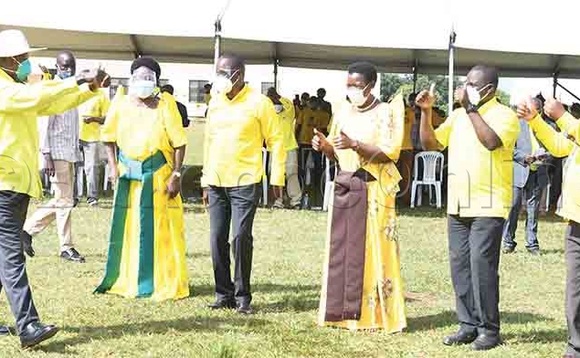 Pulezidenti Museveni (ku kkono), Sipiika Kadaga, Capt. Mike Mukula ne Minisita Mbayo mu kunoonya akalulu ka Museveni mu bitundu by'e Busoga. Pulezidenti Museveni (ku kkono), Sipiika Kadaga, Capt. Mike Mukula ne Minisita Mbayo mu kunoonya akalulu ka Museveni mu bitundu by'e Busoga.