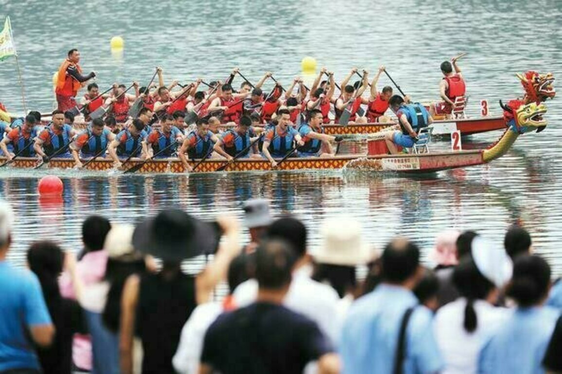 Foreign tourists embrace Chinese culture during Dragon Boat Festival
