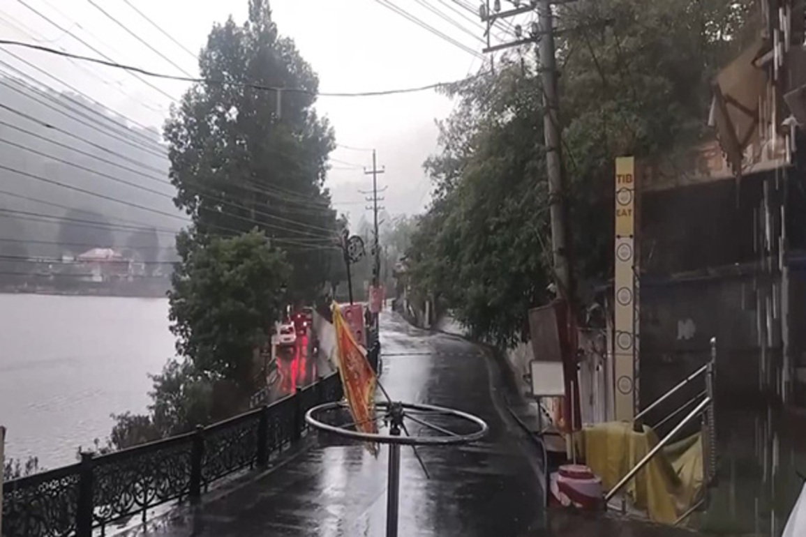 Sudden rain causes temperature drop in Nainital, tourists forced to stay indoors
