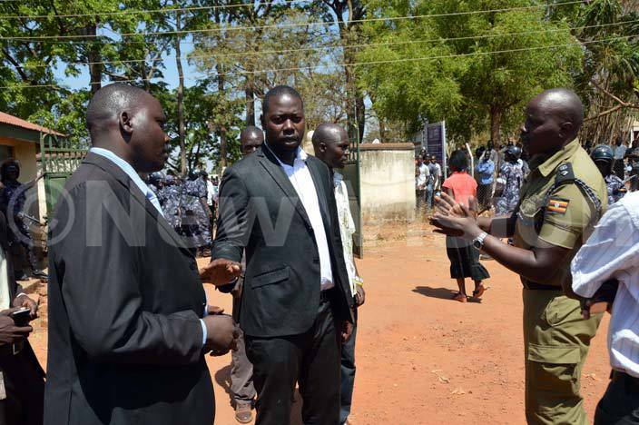  olice blocking ammuel kwir and his lawyer ike bwang tim from accessing the court of hursday y onney dongo
