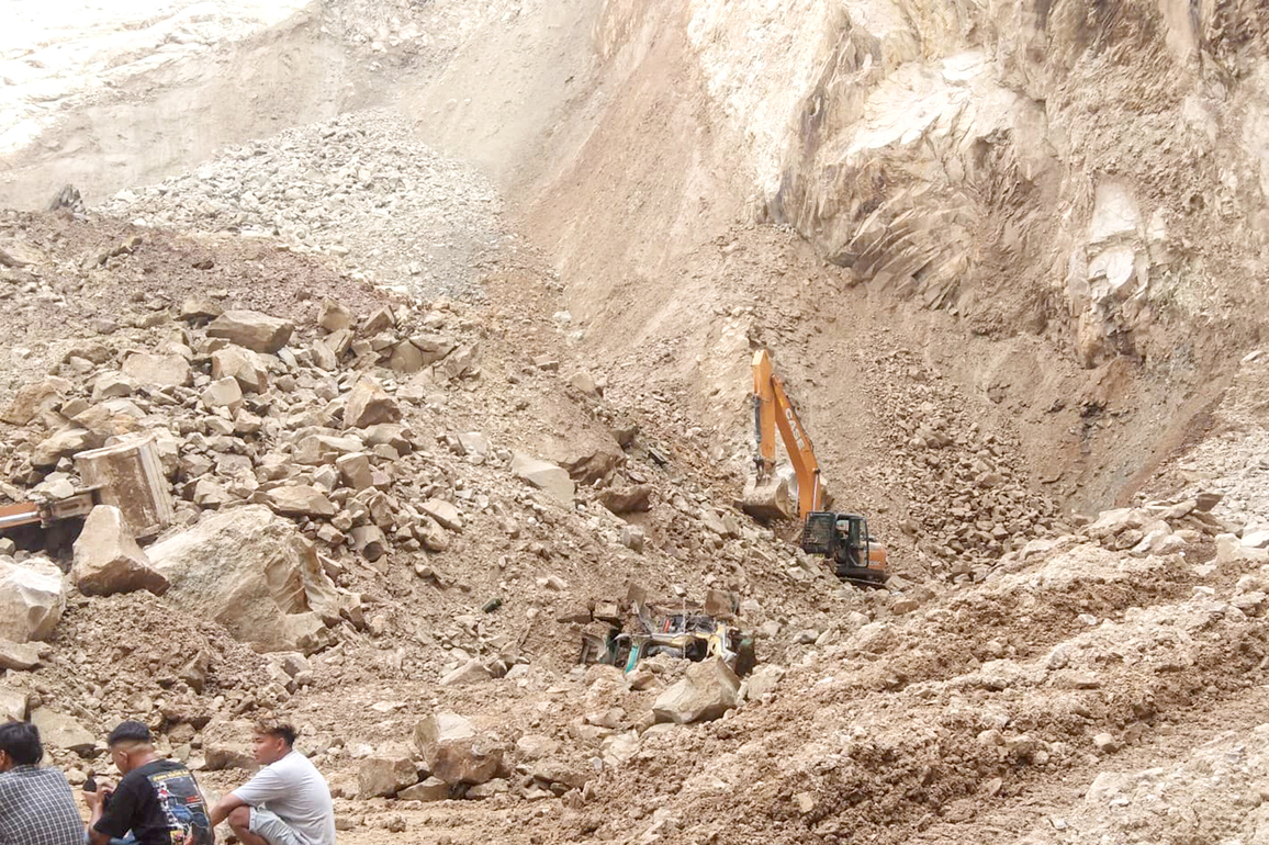 (SpotNews)INDONESIA-CIREBON-LANDSLIDE-RESCUE
