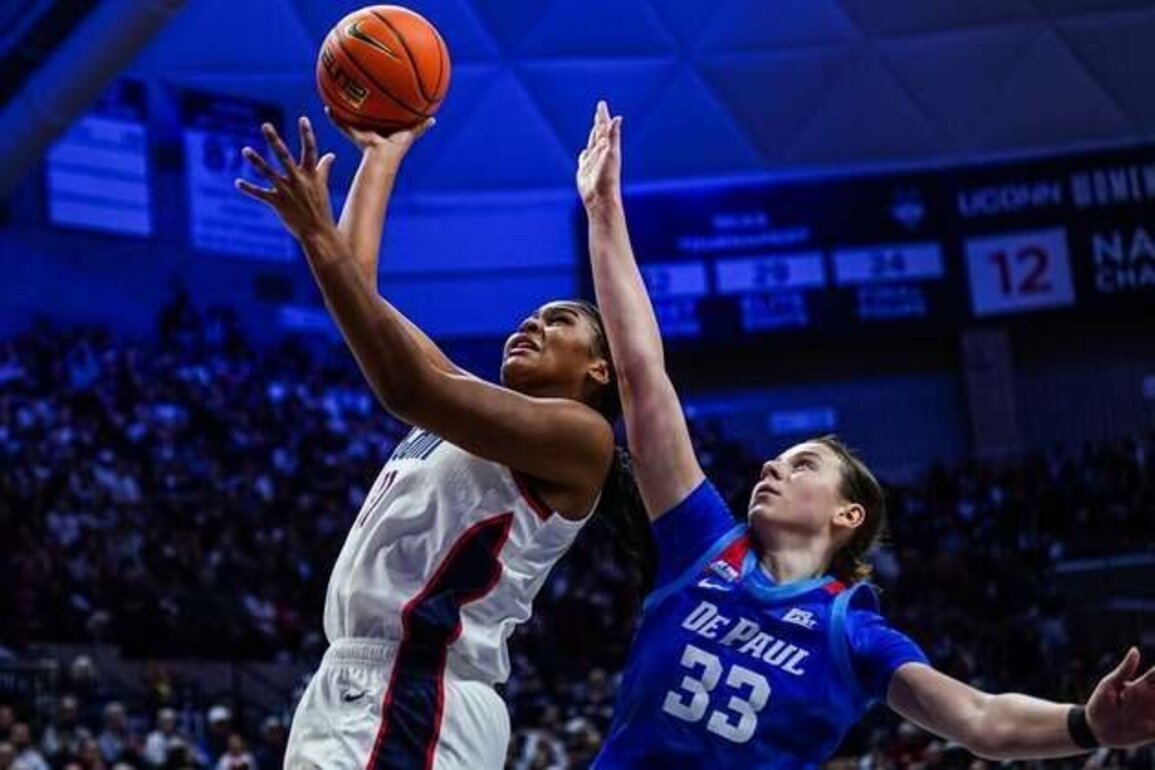 Women's Top 25 roundup: UConn, Texas, South Carolina earn runaway wins