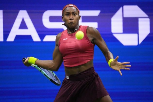 Iga Swiatek, Coco Gauff win openers in Beijing