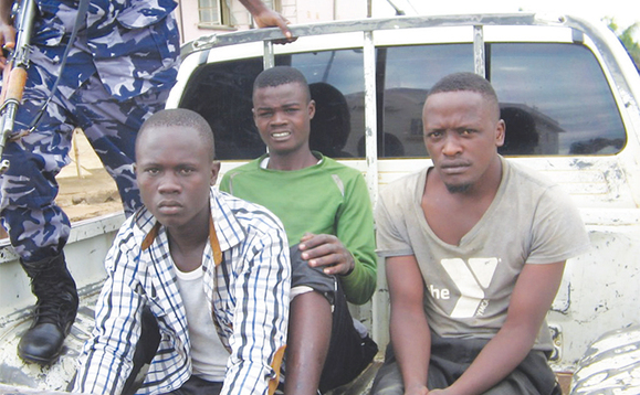 Abagambibwa okuba ababbi nga baakatuusibwa ku poliisi e Mbale. Abagambibwa okuba ababbi nga baakatuusibwa ku poliisi e Mbale.