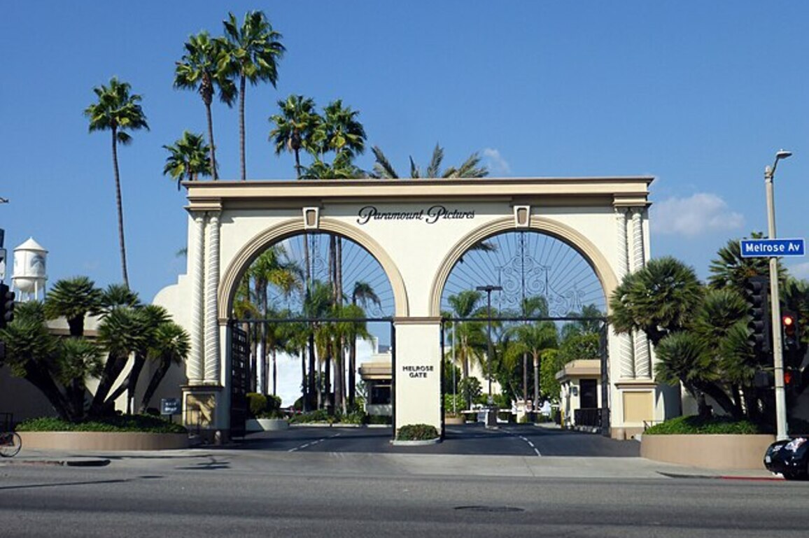 Bidding war heats up as Paramount boosts Warner bid