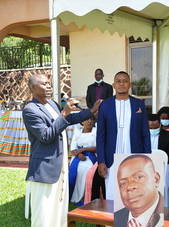 Kenneth Kazibwe Kamya (ku ddyo) omusika wa kitaawe Mulowooza (mu katono).