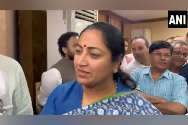 CM Rekha Gupta distributes Rs 5 lakh each to shop owners affected by Dilli Haat fire