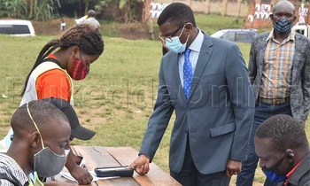 Katikkiro Charles Peter Mayiga ng'alonda akalulu ka Mmeeya ne ba kansala Katikkiro Charles Peter Mayiga ng'alonda akalulu ka Mmeeya ne ba kansala