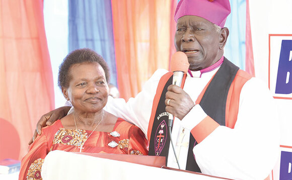 Bp. Ssinabulya ng’alaga mukyala we Edith bwe bakuumaganye emyaka 60 mu bufumbo Obutukuvu. Bp. Ssinabulya ng’alaga mukyala we Edith bwe bakuumaganye emyaka 60 mu bufumbo Obutukuvu.