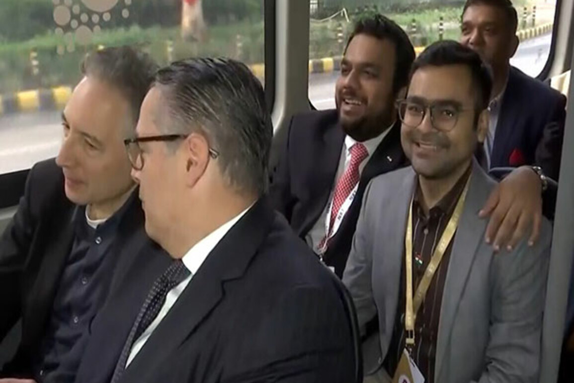 Delhi: American Physicist and delegates travel onboard green hydrogen bus to Bharat Mandapam