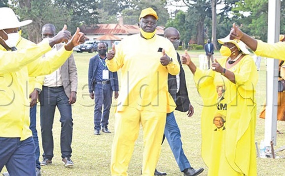 Museveni ng’atuuka ku Golf Course Grounds e Lira gye yasisinkanidde abakulembeze b’e Lango n’abeesimbyewo ku kkaadi ya NRM. Museveni ng’atuuka ku Golf Course Grounds e Lira gye yasisinkanidde abakulembeze b’e Lango n’abeesimbyewo ku kkaadi ya NRM.