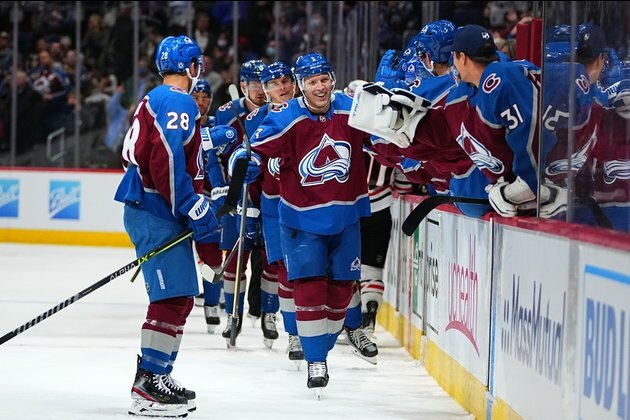 Early flurry sends Avs to opening win over Blackhawks
