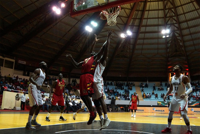 gandas tephen mony attempts a layup during the game hoto