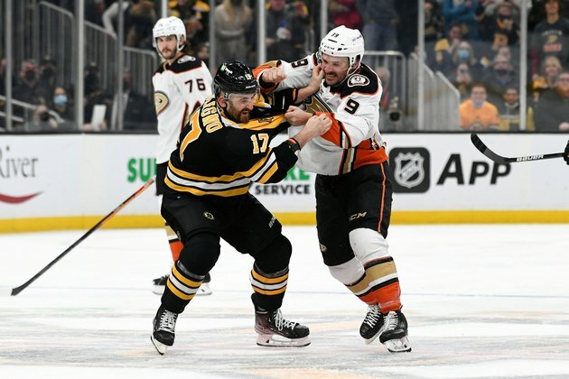 Ducks open road trip with victory over Bruins