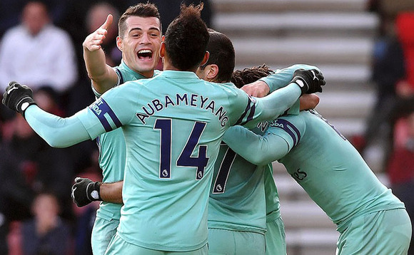 Abazannyi ba Arsenal nga basanyukira ggoolo ya Aubameyang. Arsena yawangudde Bournemouth (2-1). Abazannyi ba Arsenal nga basanyukira ggoolo ya Aubameyang. Arsena yawangudde Bournemouth (2-1).