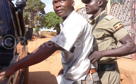 Musa Matovu agambibwa okusobya ku mwana nga bamutwala ku poliisi. Musa Matovu agambibwa okusobya ku mwana nga bamutwala ku poliisi.