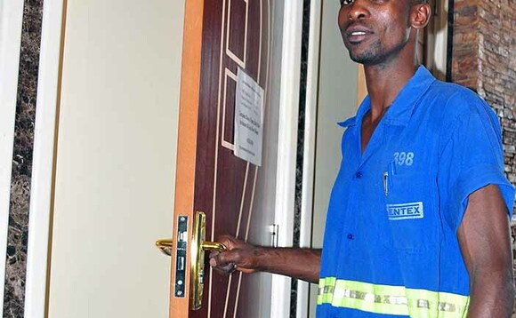 Musinguzi ng'alaga oluggi olukoleddwa mu pulasitiika Musinguzi ng'alaga oluggi olukoleddwa mu pulasitiika