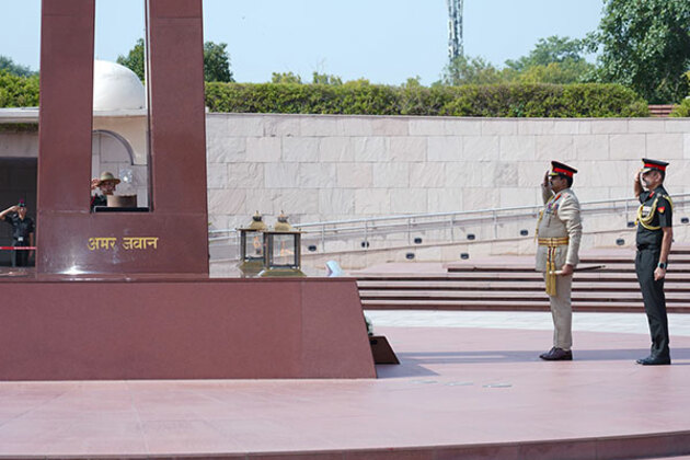 Sri Lanka Army Chief pays tribute at War Memorial, reviews Guard of Honour in Delhi