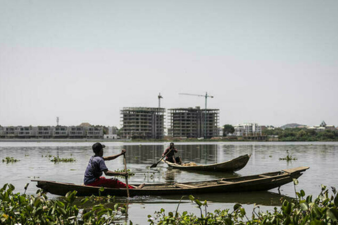 Squeezed by urban growth, Nigerian fishermen stick to tradition