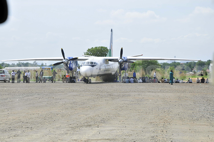 assengers take shelter from the heat under the shadow of a plane at uba irport near the  rmy base pril5