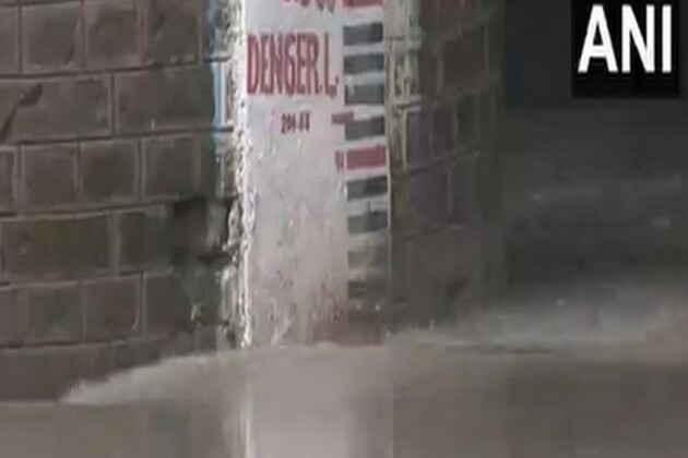New Delhi: Yamuna river continues to flow near danger mark
