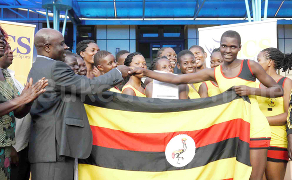 Nicholas Muramagi ssaabawandiisi wa NCS (ku kkono) ng'akwasa Joan Nampungu kapiteeni wa ttiimu y'eggwanga eyabali wansi w'emyaka 21 ey'okubaka eyayisemu okuzannya mu World Cup omwaka ogujja bendeera bwe yali abasibuula nga July 19 okwolekera Botsana ewabadde ez'okusunsulamu. Uganda yakutte kyakusatu emabega wa South Africa ne Zimbabwe. (STEPHEN MAYAMBA) Nicholas Muramagi ssaabawandiisi wa NCS (ku kkono) ng'akwasa Joan Nampungu kapiteeni wa ttiimu y'eggwanga eyabali wansi w'emyaka 21 ey'okubaka eyayisemu okuzannya mu World Cup omwaka ogujja bendeera bwe yali abasibuula nga July 19 okwolekera Botsana ewabadde ez'okusunsulamu. Uganda yakutte kyakusatu emabega wa South Africa ne Zimbabwe. (STEPHEN MAYAMBA)
