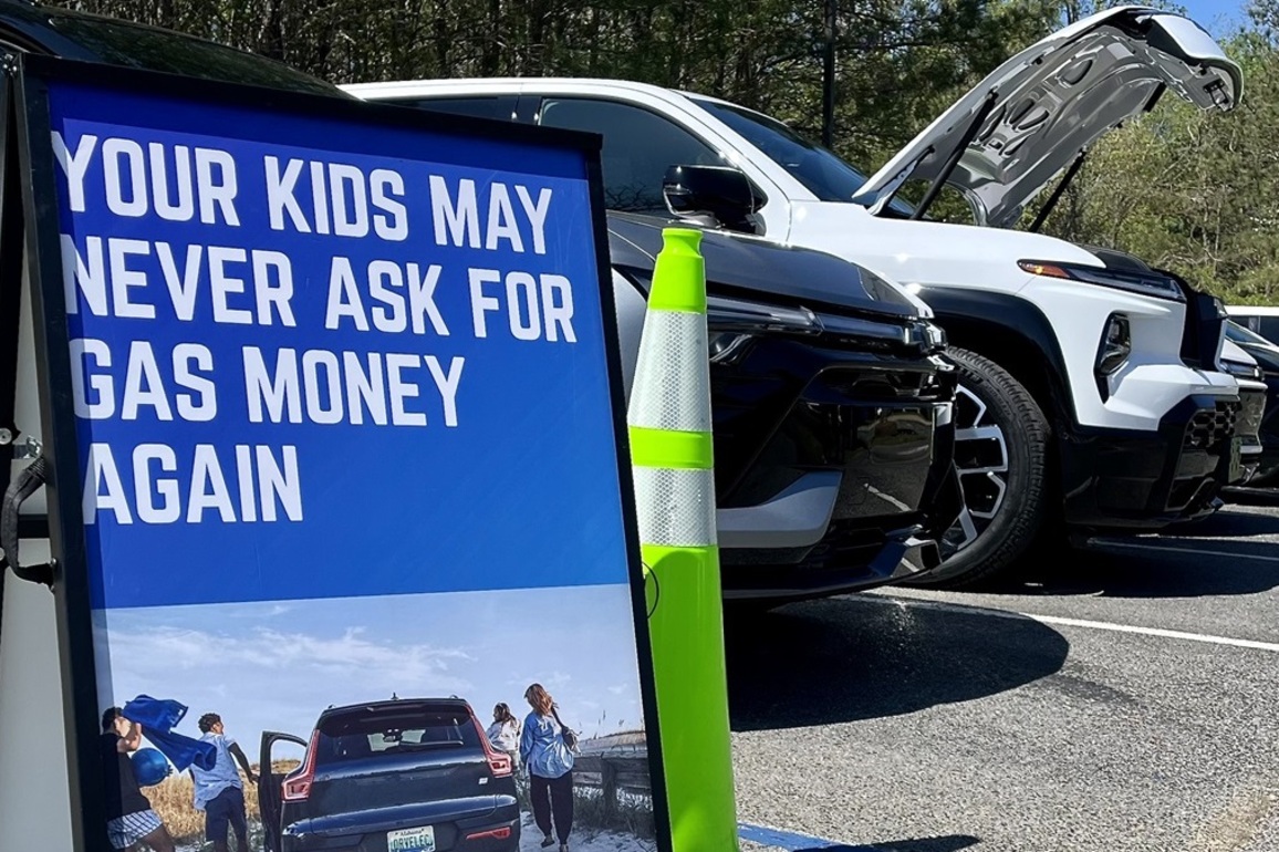 Electric vehicle test drives prove educational at Fort Payne, Alabamas Little River Earth Fest