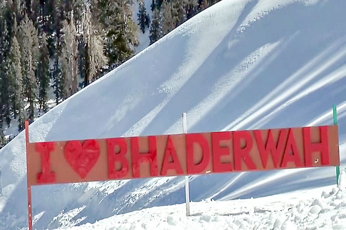 Fresh snowfall at Guldanda in Bhaderwah draws thousands of tourists