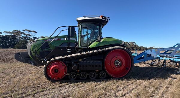 Oldaker discusses the ballasting on a Fendt 1162 Vario MT twin track tractor.