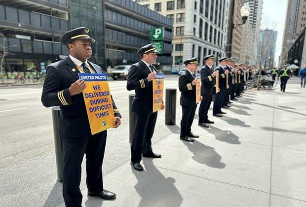 United Airlines' pilots accept new labor contract