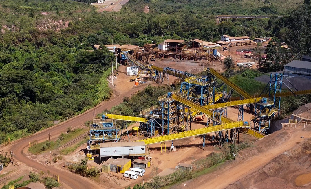 Operação de minério de ferro da LGA Mineração em MG