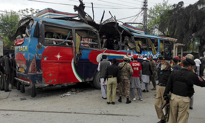 Bus blast kills 15 Pakistani gov't employees Bus blast kills 15 Pakistani gov't employees