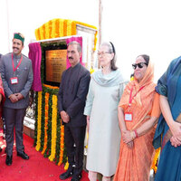 Priyanka Gandhi pays tribute to Former Himachal CM Virbhadra Singh on statue unveiling