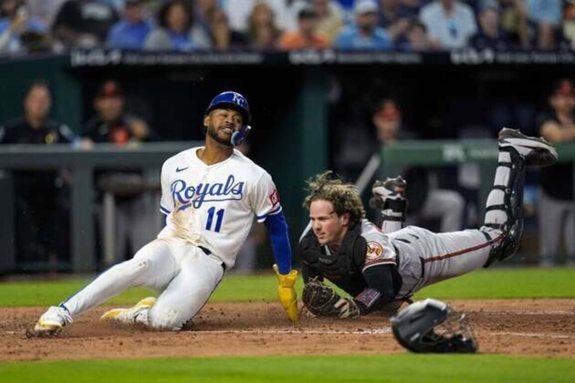 Royals take advantage of Orioles' wild pitches, snap 8-game skid