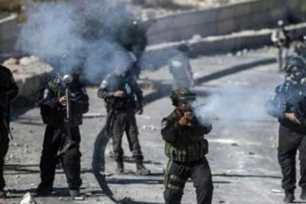 Two Palestinians wounded, five others arrested south of Bethlehem