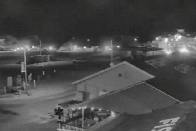 Gunman opens fire at US restaurant from a boat (VIDEOS)