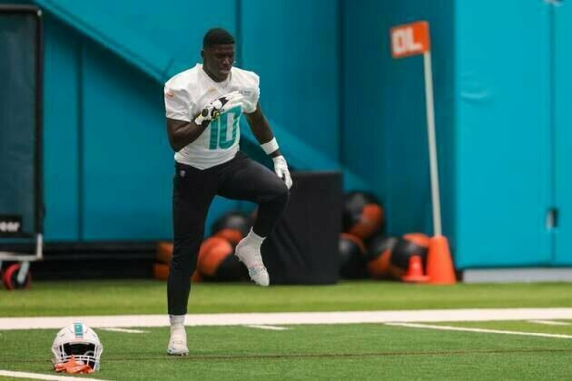 Report: Teams monitoring Dolphins WR Tyreek Hill as trade candidate
