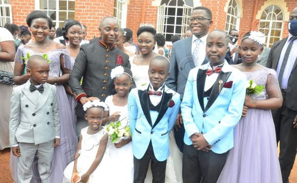 Abagole nga bali ne Katikkiro wa Buganda, Charles Mayiga. Abagole nga bali ne Katikkiro wa Buganda, Charles Mayiga.