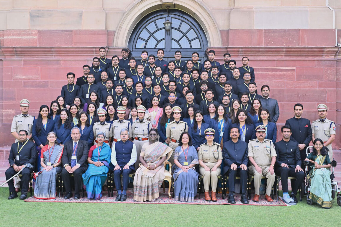 Probationary officers call on President Murmu at Rashtrapati Bhavan