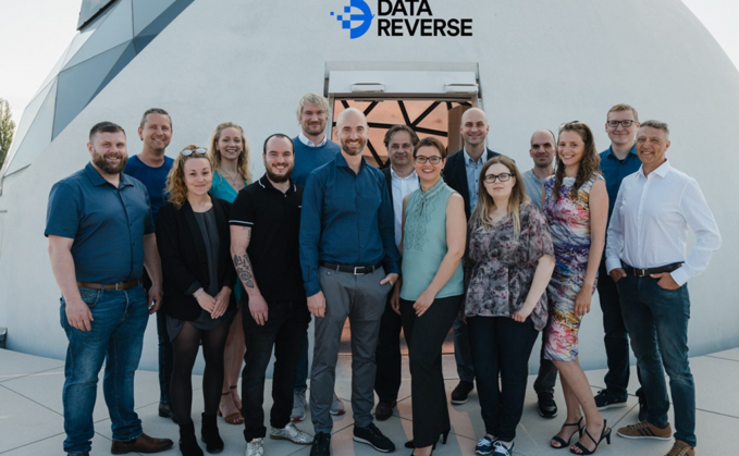 Das Team von Data Reverse mit CEO Jan Bindig (im Vordergrund).