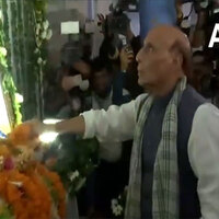 Union Minister Rajnath Singh pays tribute to former Jharkhand CM Shibu Soren at his residence in Ramgarh